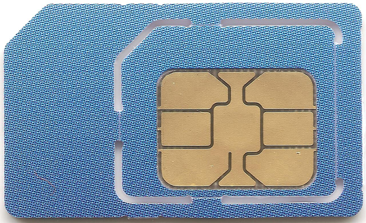 Une carte SIM vue de près, avec sa puce dorée.