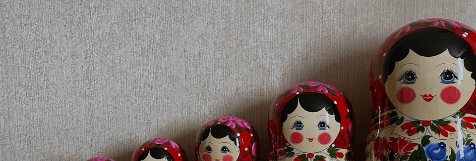 Une série de matriochkas russes, de la plus petite à la plus grande, peintes de motifs floraux traditionnels.