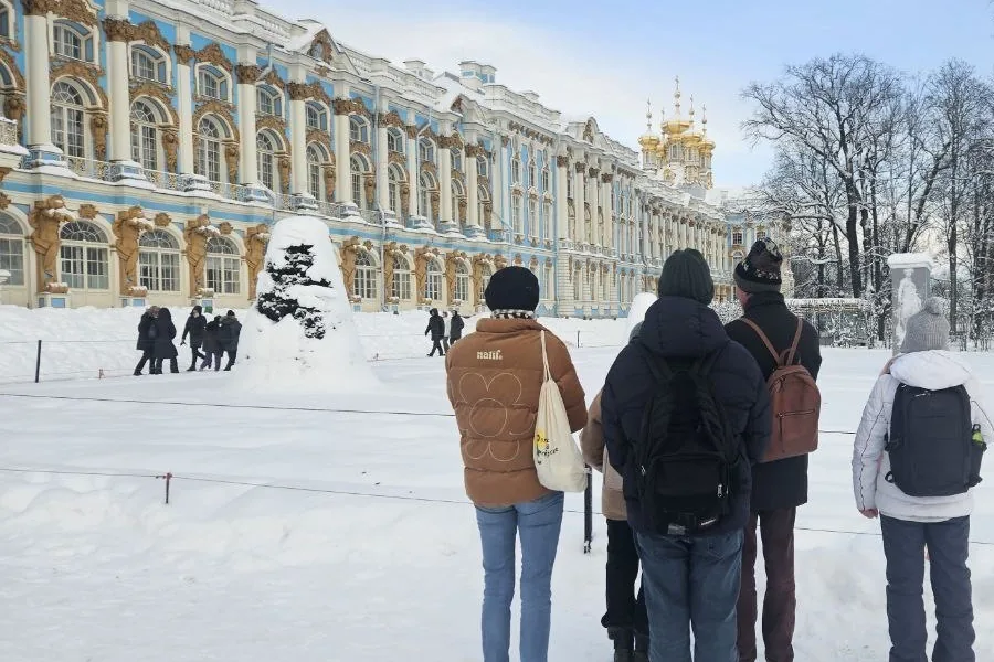 La façade bleue et or du palais Catherine, à Tsarskoïe Selo, sous la neige