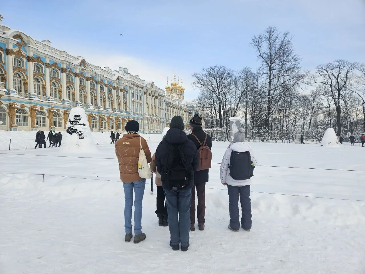 La façade bleue et blanche du palais Catherine à Tsarskoïe Selo, sous la neige