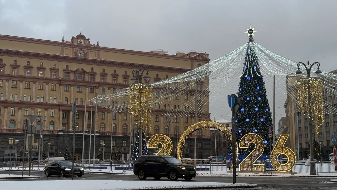 Le grand sapin de Nouvel An de Moscou, illuminé, avec les chiffres 2026