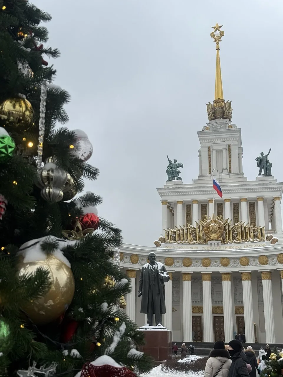 Le pavillon central du VDNKh et la statue de Lénine, vus depuis un sapin décoré