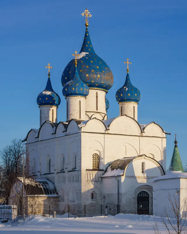 Cathédrale de la Nativité de Souzdal aux coupoles bleues étoilées d'or, sous la neige