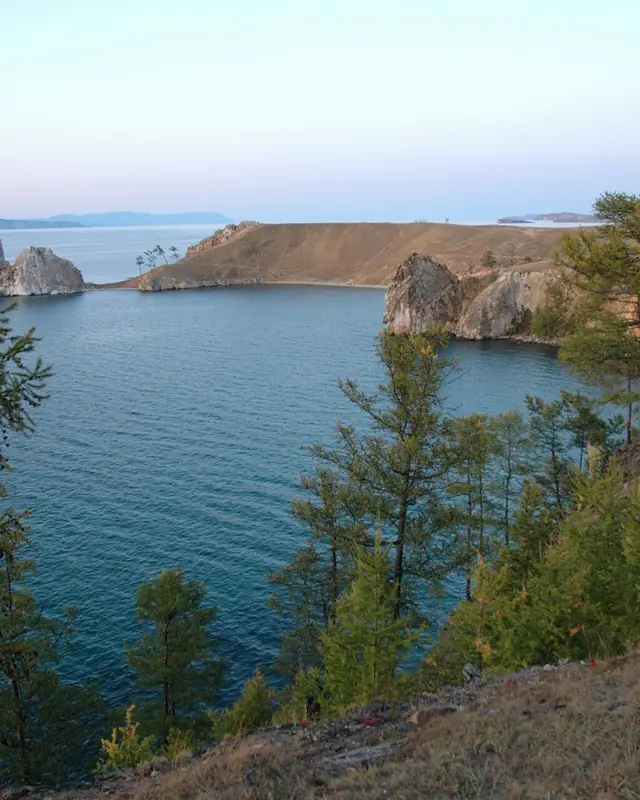 L'île d'Olkhon et le rocher du Chaman, sur le lac Baïkal