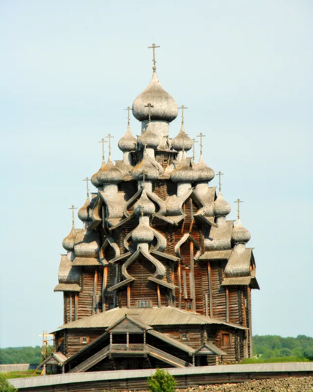 L'église en bois de la Transfiguration de Kiji et ses vingt-deux coupoles en bardeaux