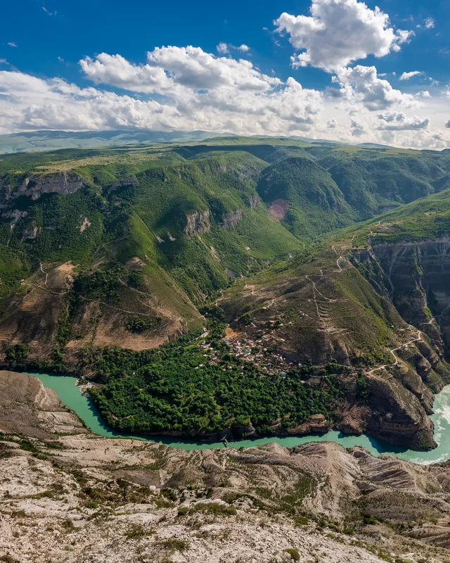Le canyon de Soulak au Daghestan, ses falaises vertes et sa rivière turquoise