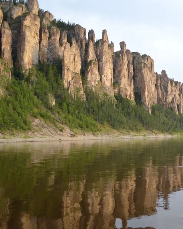 Les colonnes de la Lena, falaises de roche dressées au-dessus du fleuve qui les reflète