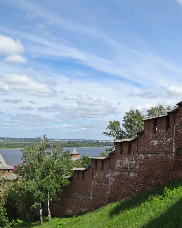 La muraille de brique rouge du kremlin de Nijni Novgorod au-dessus de la Volga