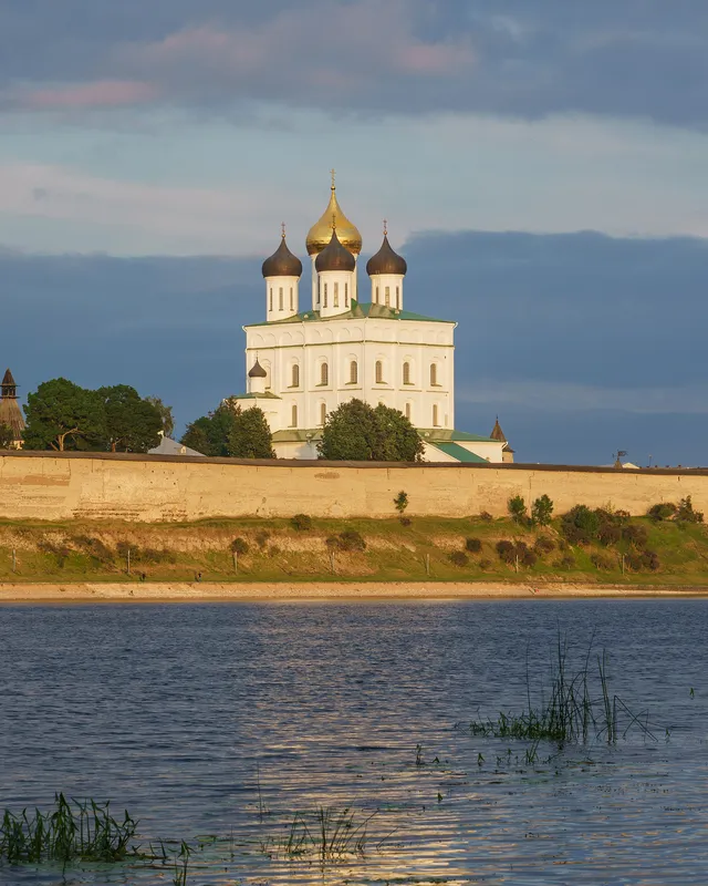 Cathédrale de la Trinité et remparts du kremlin de Pskov, au bord de la rivière