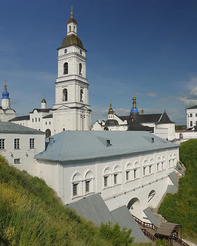 Le clocher blanc et les bâtiments du kremlin de Tobolsk sous un ciel bleu