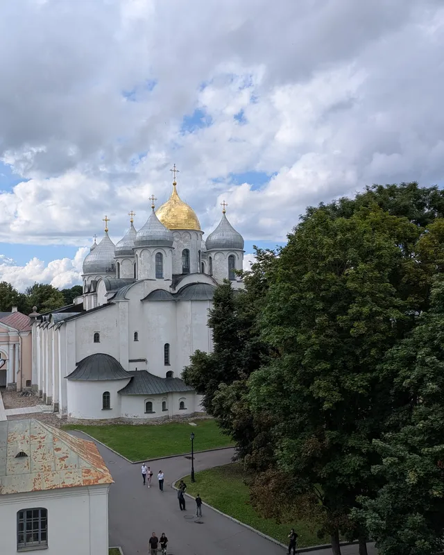 La cathédrale Sainte-Sophie de Veliki Novgorod et sa coupole dorée, dans le kremlin