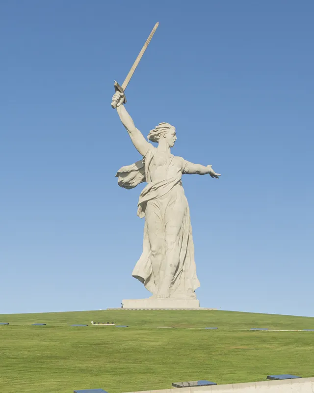 La statue de la Mère-Patrie brandissant son épée au sommet du Mamaïev Kourgan
