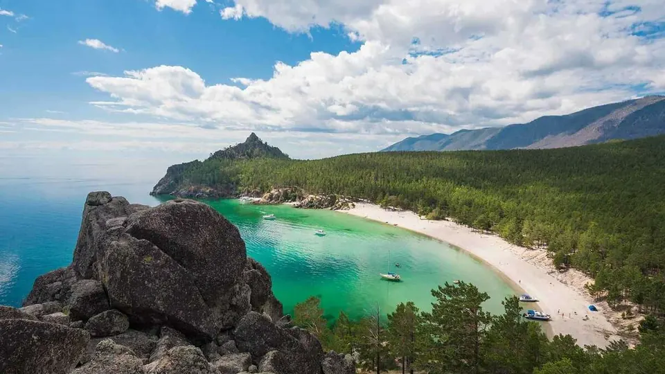 Les rives du lac Baïkal en été